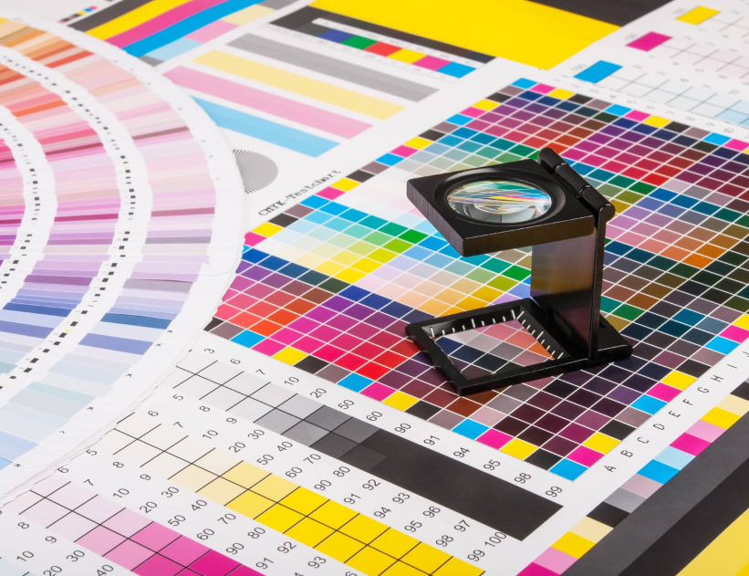 The magnifying glass standing on a leaf of the test print